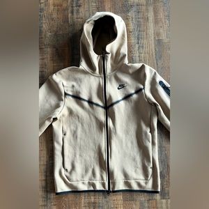 BEIGE NIKE TECH FLEECE. SIZE M, LIKE NEW CONDITION